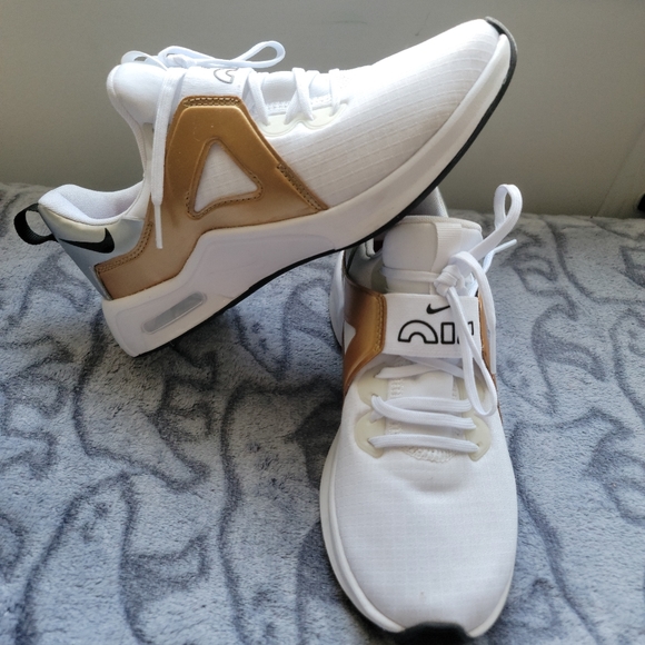 White Nike // Size 6 // - Picture 2 of 4